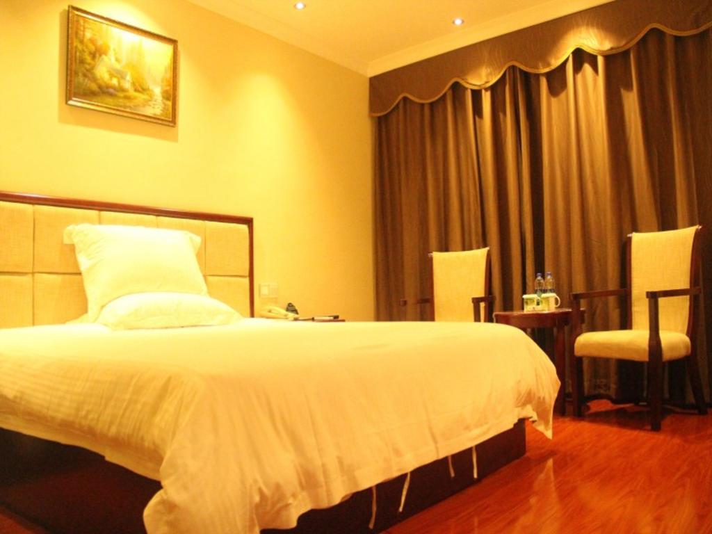 Greentree Inn Guangzhou Panyu Chimelong Happy World Business Hotel Room photo